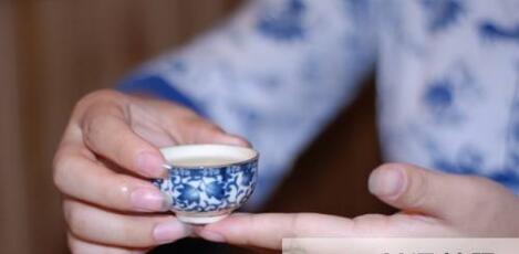 女士喝茶的手勢，女人正確喝茶手勢姿勢圖