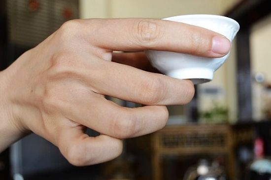 女士喝茶的手勢，女人正確喝茶手勢姿勢圖