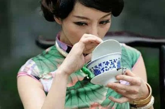 女士喝茶優(yōu)雅姿勢(shì)，女士正確喝茶姿勢(shì)禮儀