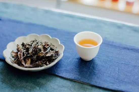 福鼎白茶能長(zhǎng)時(shí)間悶泡嗎，老白茶可以悶著喝嗎？