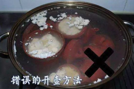 開(kāi)壺放豆腐是錯(cuò)誤的，新買的紫砂壺正確開(kāi)壺建議