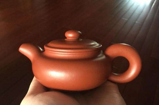 朱泥<a href=http://m.kptqqz.com/chaju/zisha/ target=_blank class=infotextkey>紫砂壺如何開壺</a>，朱泥壺日常泡茶養(yǎng)護