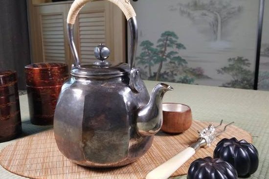 銀壺?zé)笏镉泻谏臇|西，為什么銀壺里有黑點