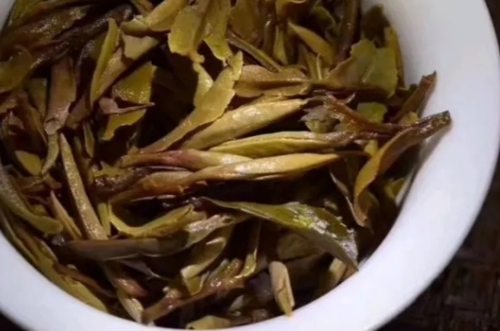 老白茶上火還是去火？夏季喝煮的老白茶會(huì)容易上火！