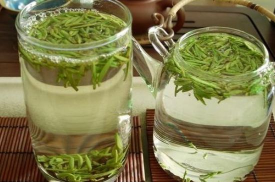 竹葉青和雀舌哪個(gè)貴，竹葉<a href=http://m.kptqqz.com/fenlei/wulongcha/ target=_blank class=infotextkey>青茶</a>貴嗎？