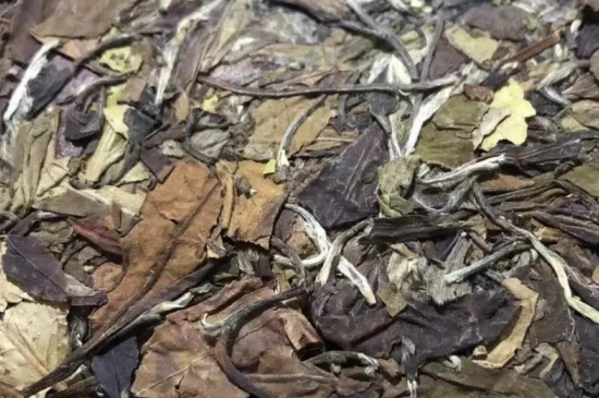 老白茶上火還是去火？夏季喝煮的老白茶會(huì)容易上火！