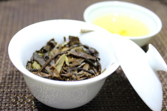 怎么撬老白茶茶餅不容易碎，福鼎白茶如何撬茶方法