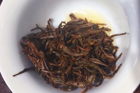 女人喝紅茶好還是喝普洱茶好，普洱茶和紅茶哪個適合女人喝