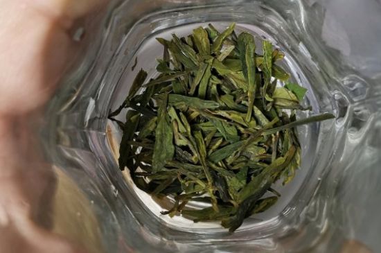 龍井茶放二年了能喝嗎，過(guò)期龍井茶的妙用！