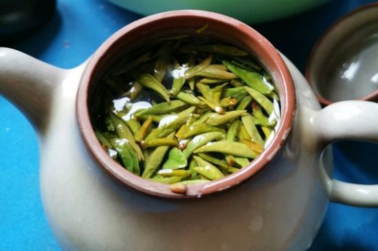龍井茶放二年了能喝嗎，過(guò)期龍井茶的妙用！
